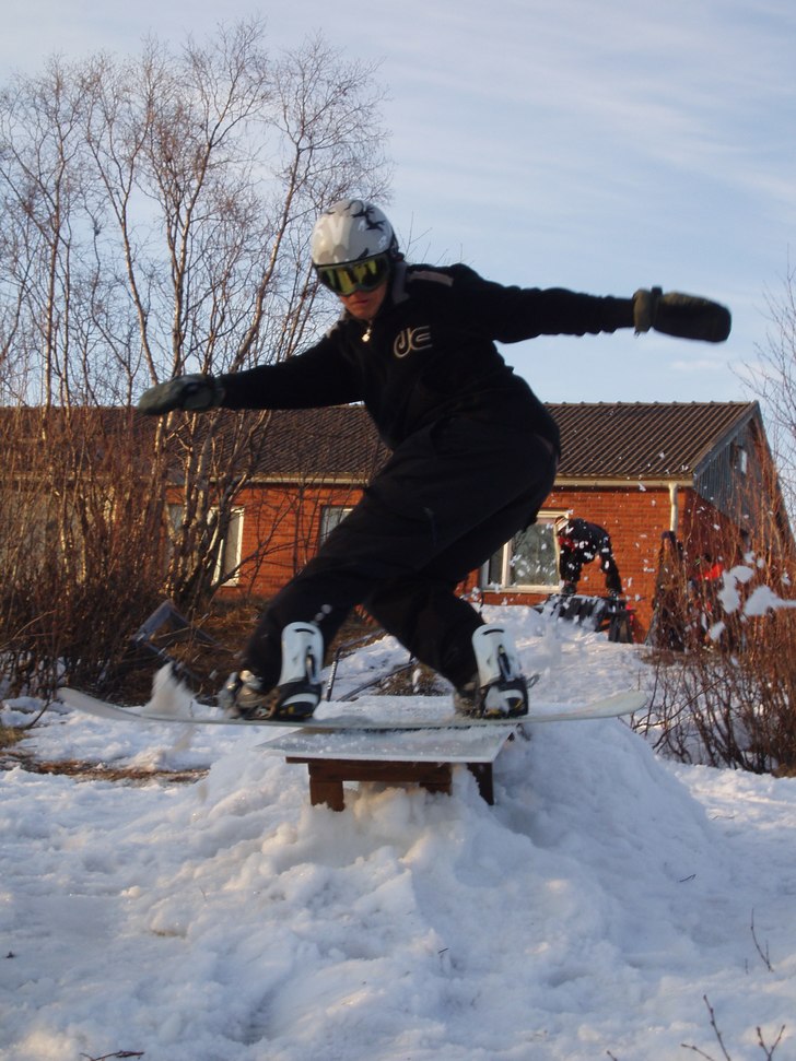 Hemma på bakgården. Foto: Marika Alatalo. Åkare: Simon Bonthron.