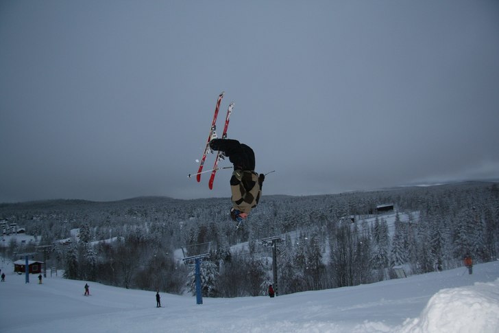 drar en feting till backflip. Foto: Sven Bogg. Åkare: jag.