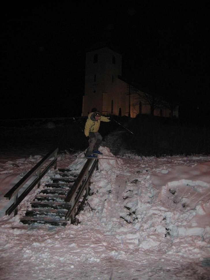 Kirkegården er morsom på en lørdagskveld!
. Foto: Kris Løken. Åkare: Benni Bråten.
