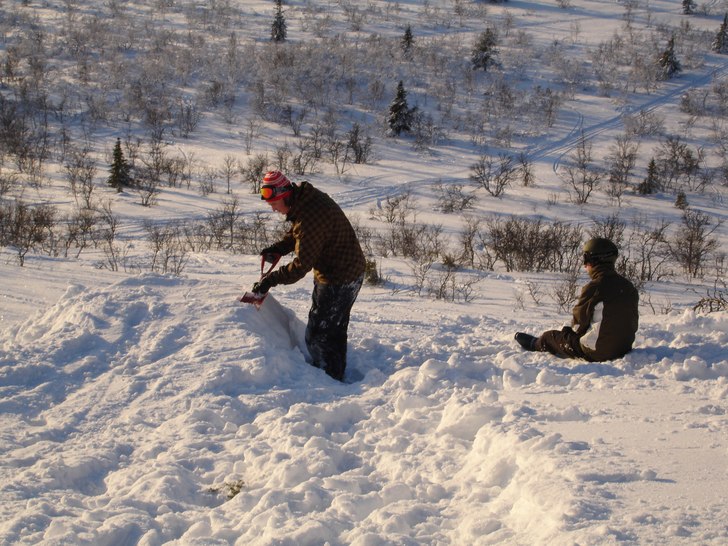 Fint hopp ute i pudret där man äntligen vågade . Foto: Sebastian Westberg. Åkare: Anton och Mårten.