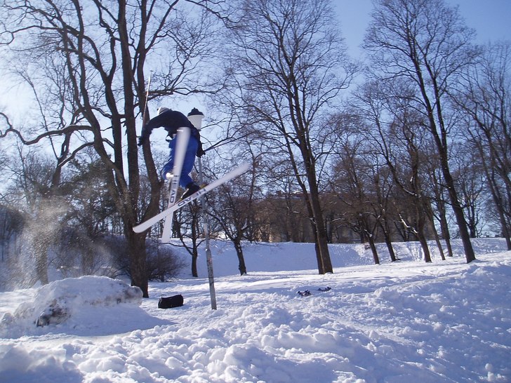 Hoppar och gör en 360 med kors på skidorna.. Foto: Martin Gustafsson. Åkare: Robin Lindvall.