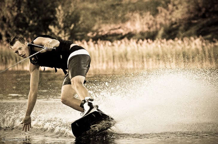 Ännu en härlig kväll på sjön med lite wakeboa. Foto: Simon Sjörén www.sjoren.se. Åkare: John Holm.