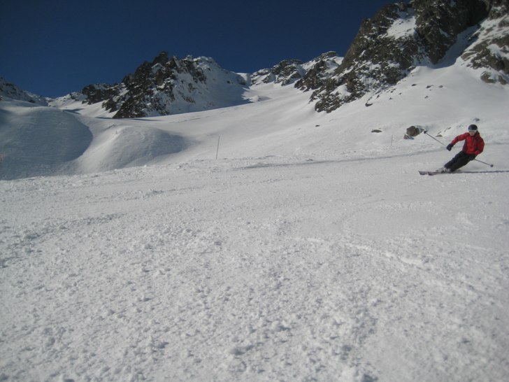 Jag lägger en sväng i pisten en solig dag i Bré. Foto: Andreas Cardesjö. Åkare: Jonas Byding.