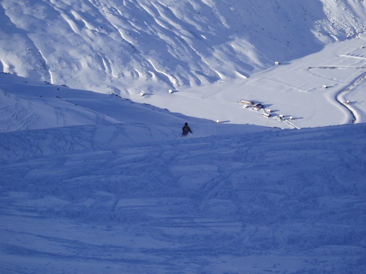 Sista puderåket för dagen i Andermatt!. Foto: Peter Björk. Åkare: Stefan Carlsson.