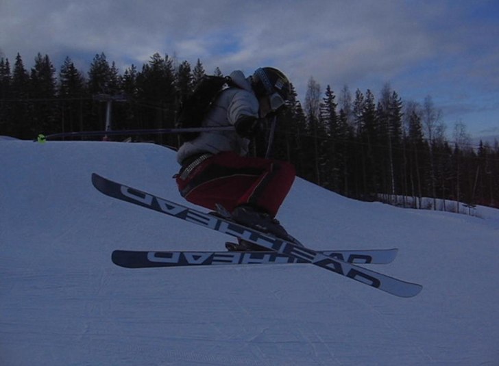 Ett litet cornerhopp. Åkare: David.