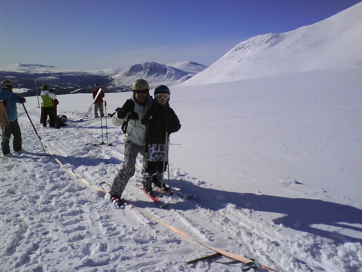 Jag och Hillevi vid foten av Klövern, med Borgah�. Foto: Anna Ahlström. Åkare: Peder & Hillevi Ahlström.