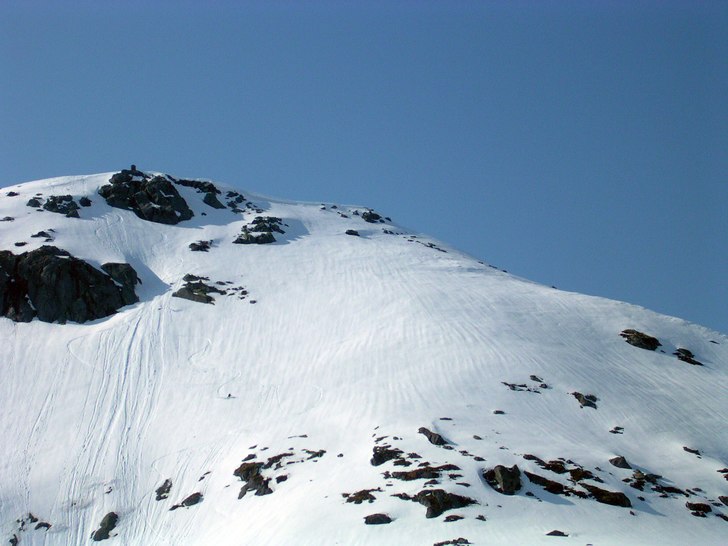 En perfekt lutning bland småklippor och ett ytsl�. Foto: Emil Persson. Åkare: Karl Agestam.