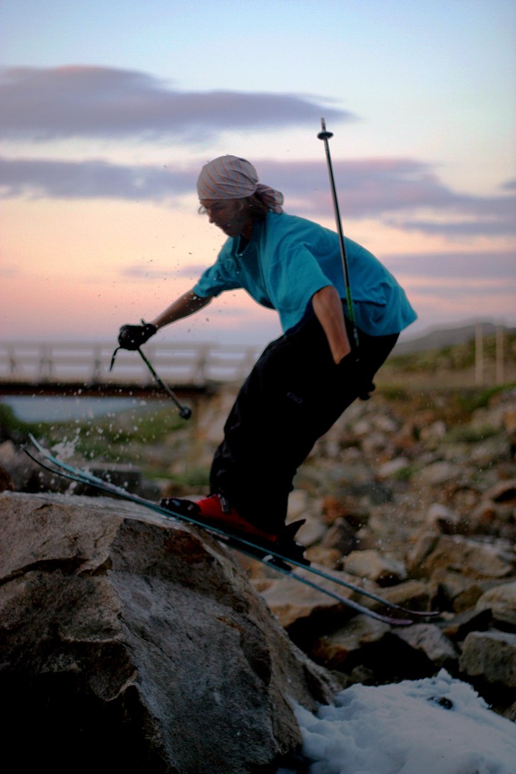 Jibbar på en sten på väg till fonna :D. Foto: Valter Olsson. Åkare: Elov Olsson.