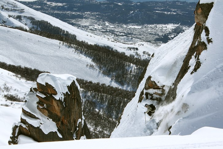 tim hoppar lite vid fina klippor. Foto: Erik Rasmusson. Åkare: Tim Ekfeldt.