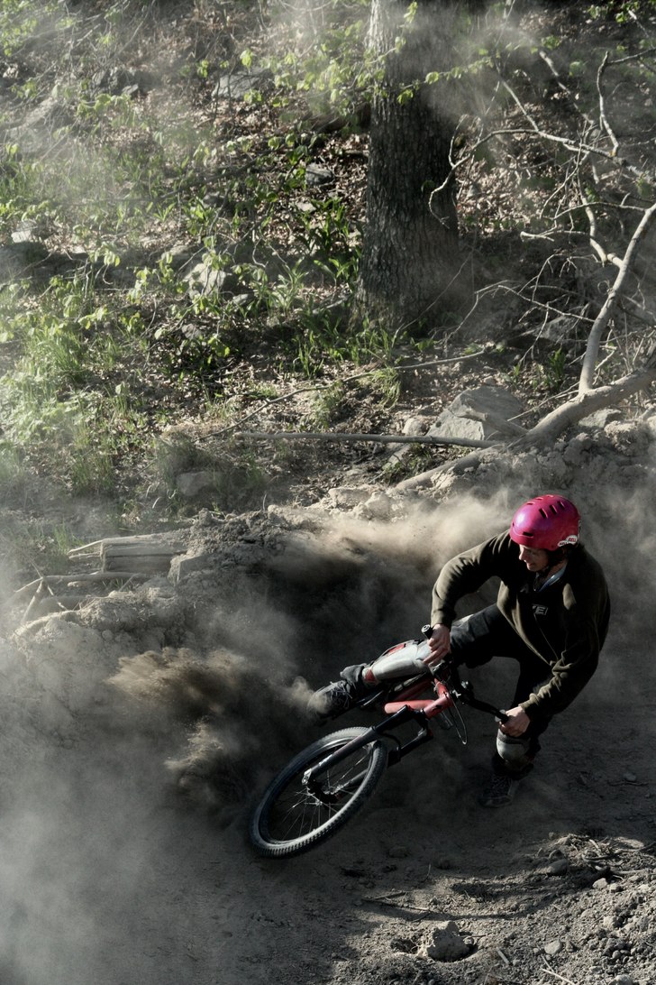Oski "Downhill" turnar i en berm.... Foto: Benjamin Johansson. Åkare: Oskar Petersen.