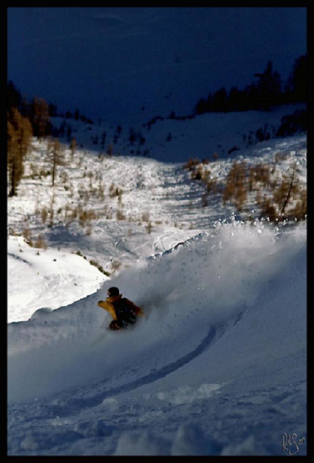 Fin snö efter en halvlång hajk upp till korset... Foto: Rob H Smith. Åkare: Johan Engman.