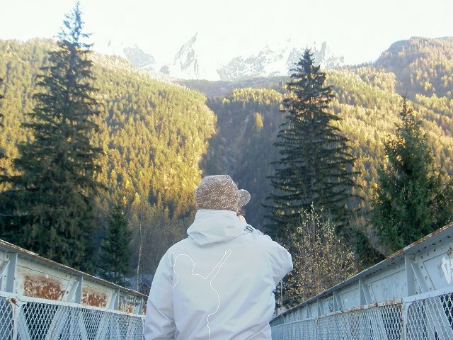 Jag står och blickar över bergen i chamonix. Gry. Foto: Ludvig Andersson.