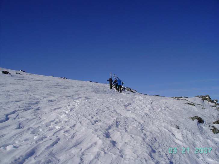 På väg över berget, där öppnade sig himlen oc. Foto: Emma Nordén. Åkare: Rickard, Emma, Eddie.