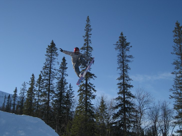 selle gör en nosegrab (:. Foto: Erik Hägg. Åkare: Seljam Ajvaz Karlsson.