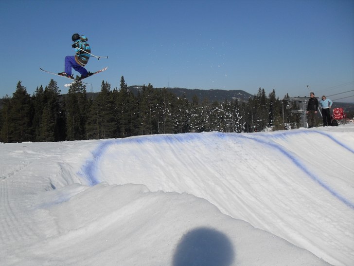 uppvärmnings hopp. Foto: Calle Sköld. Åkare: Carl Widing.