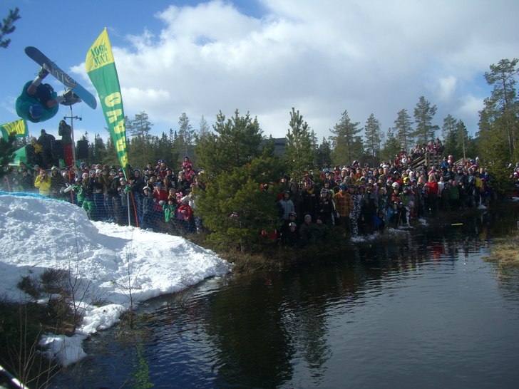 Säsongsavslutning och "bäckahoppet". Foto: Ida eller stina??. Åkare: jao jao jao.