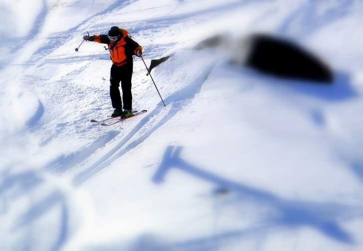 Peter flyger nerför baksidan på Mont Fort. Foto: Sture Ågren. Åkare: Peter Karlsson.