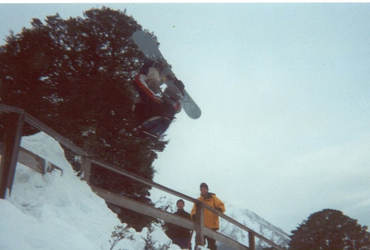 Backflip med grab över ett räcke för länge, l�. Foto: Någon kiwi-tjej. Åkare: Jeppe Lindqvist.