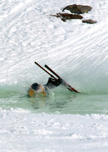 Man blir blöt om man testar att åka över den ti. Foto: Tomas Ejdersund. Åkare: ??.