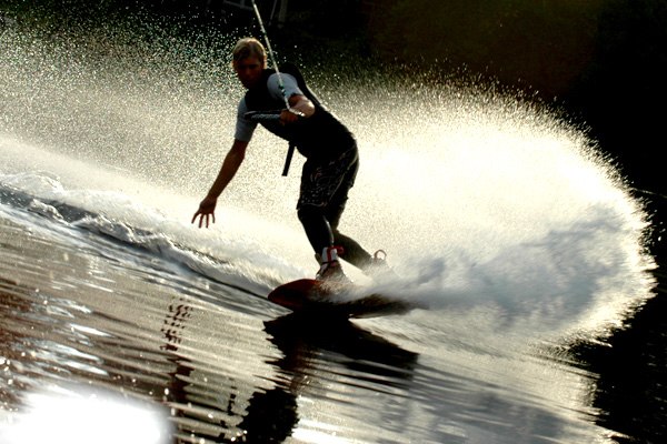 Ute och glider lite wakeboard en spegelblank kväl. Foto: Viktor Kättström. Åkare: Fredrik Bondeson.