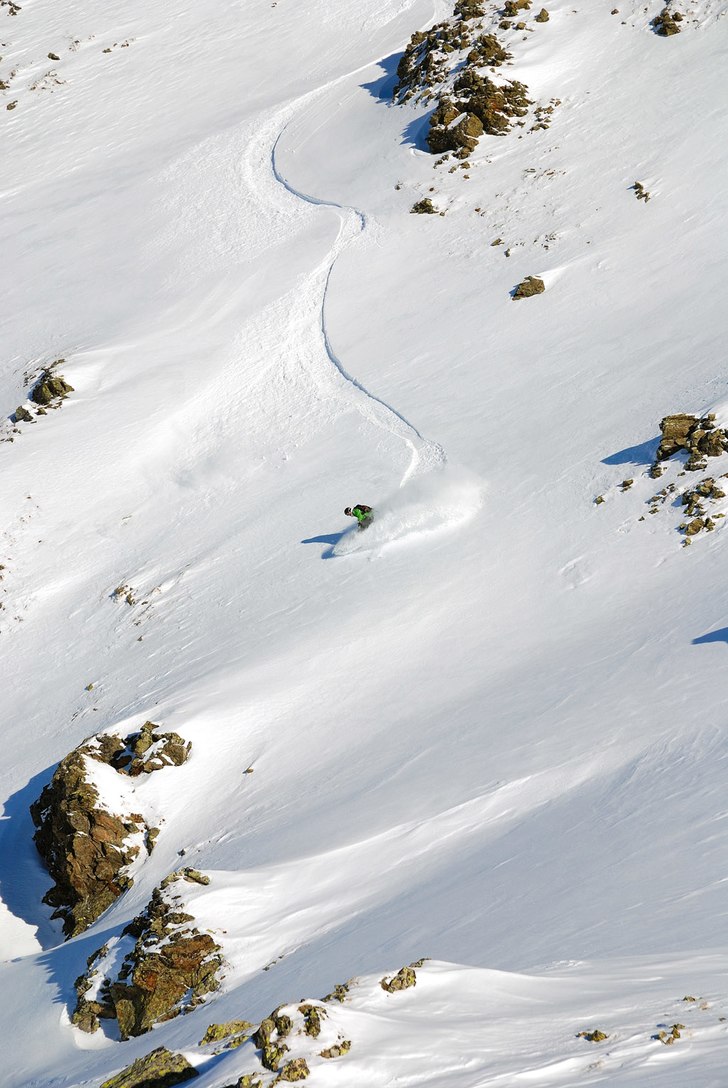 Oskar kör en riktigt fin linje på ett bra berg i. Foto: Mattias. Åkare: Oskar.
