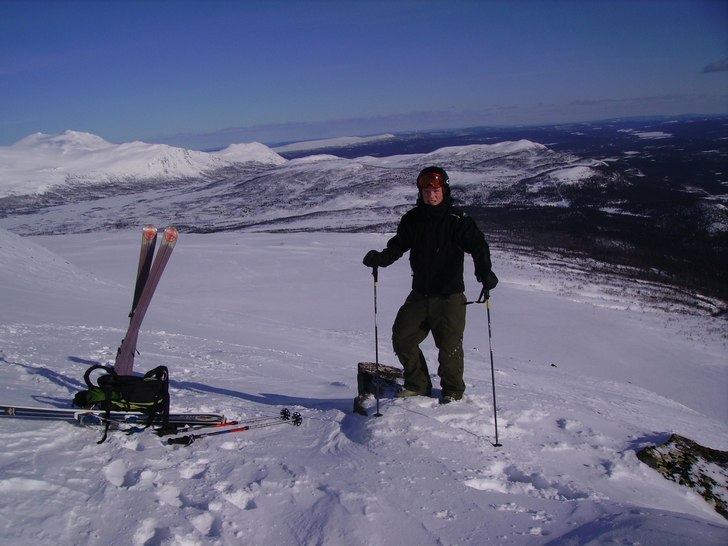 På väg mot Kittelfjällstoppen. Foto: Oskar. Åkare: John Höglind.