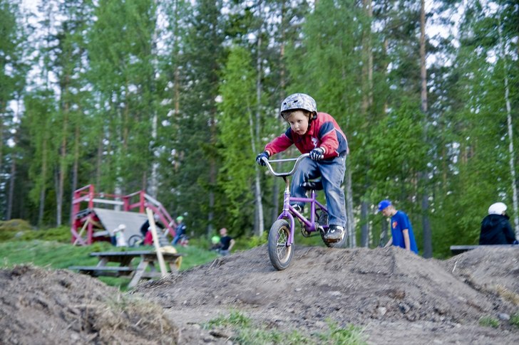 Onsdagsträning i Alfta Bike Park, Viktor 4 år k�. Foto: Kenneth Einars. Åkare: Viktor Brunkes 4 år.