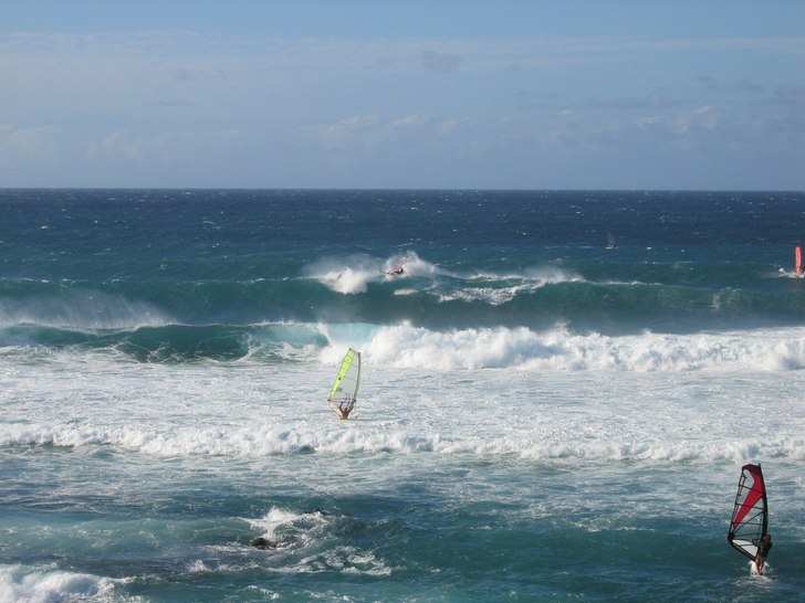 En masthog dag vid Hookipa. Robby var dar, JP var . Foto: Thomas Bostrom.