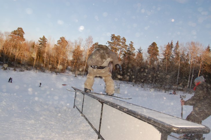Brorsan var i bruket och åkte.. Foto: Crille Hélmer. Åkare: Maxi Hjorth.