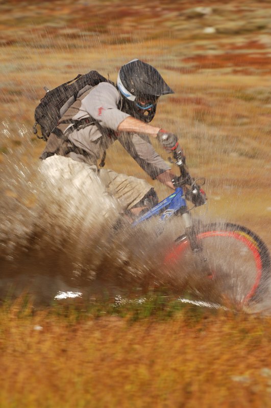 Roadtrip i Norge! Mitchell cyklar genom en vattens. Foto: Matttias Fredriksson. Åkare: Mitchell Scott.