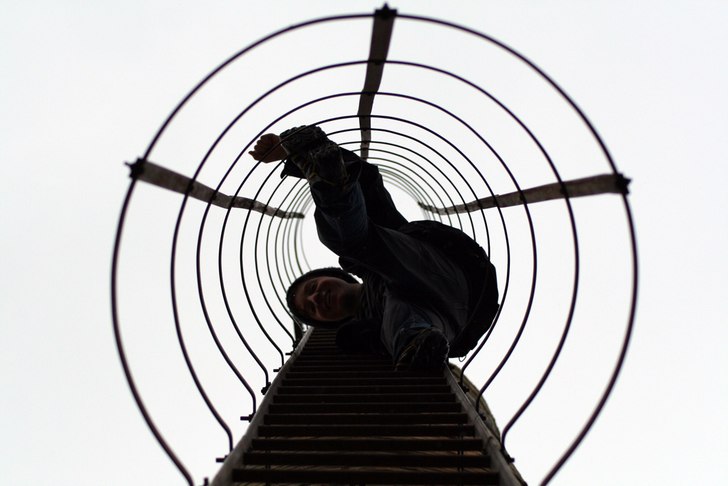 Jesper bestämmer sig för att klättra upp i en s. Foto: Martin Klawitter. Åkare: Jesper Fjälling.