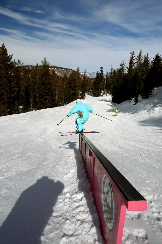 Down-ledge i Mammoth's South Park.. Foto: Mikael Jörgensen. Åkare: Jesper Tengvall.