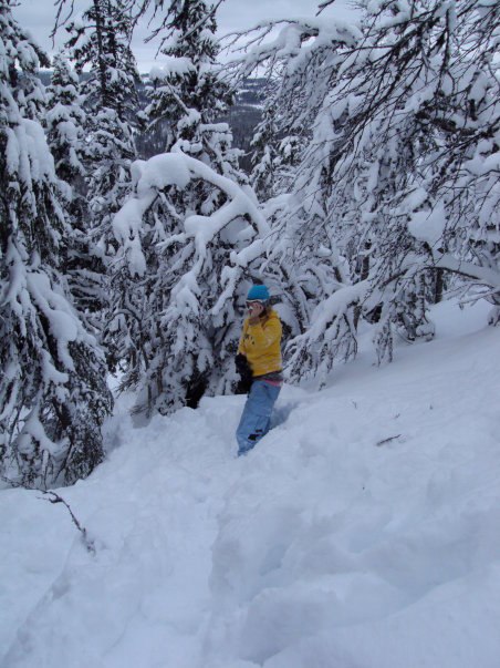 skog, massa snö, o för lite fart, de blir tvärs. Foto: Lina. Åkare: Tess.