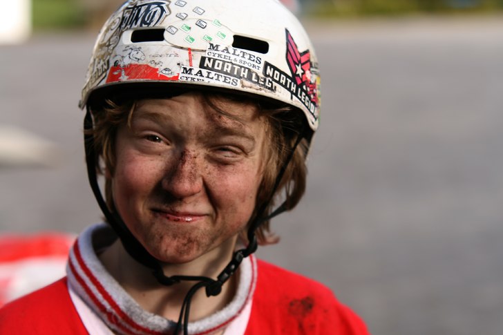 dricka olja käka sand, spela i ett arabiskt heavy. Foto: Simon Berggren. Åkare: Alec Eklöw.
