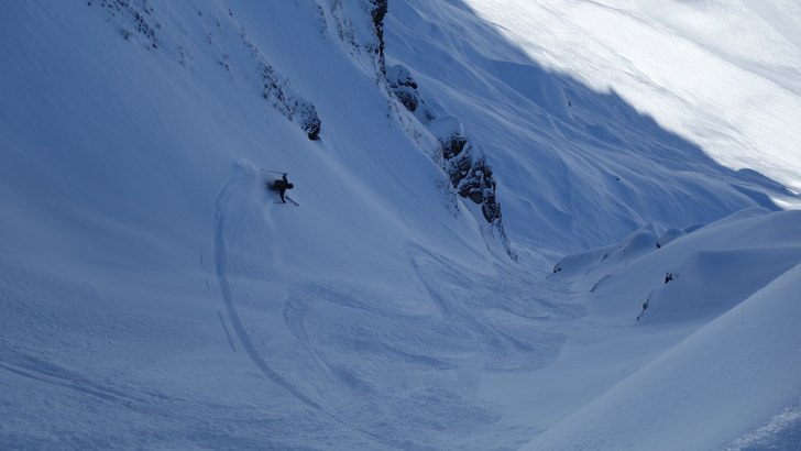 Variante 20b in the book "Freeride Guide Jung. Foto: Roger Fischer. Åkare: Martin Strahm.