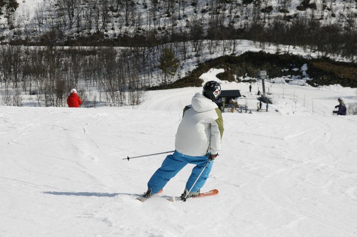 kalle kör en snygg sväng i tänndalen. Foto: olle nyblaeus. Åkare: kalle mårtensson.