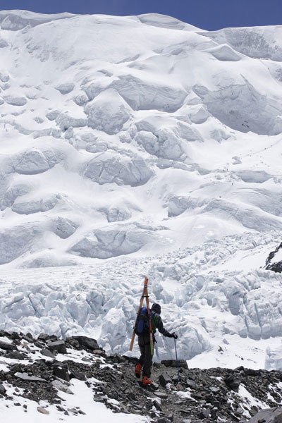 Foto: Fredrik Schenholm. Åkare: 2 maj. Tomas på vag mot nord. Han kunde inte hålla sig i styr med den nya nysnön så han tog sina skidor och begav sig mot Nord Colet-backen..