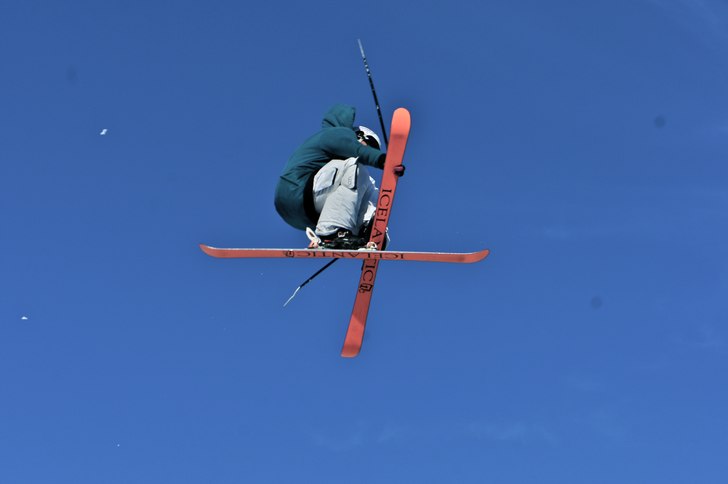 Hjälmeby drar iväg en dub Cork 10:a Mute under t. Foto: Albin Nyström. Åkare: Christhoper Hjälmeby.