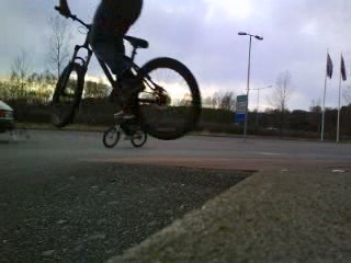 haha jag gör 180  kameran e paj just nu så har i. Foto: Oscar Faxén. Åkare: JAAG.