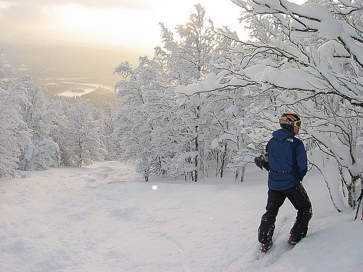 Urban färgar snön gul i vita Kittelfjäll. Foto: Janne Storfält. Åkare: Urban Thylin.