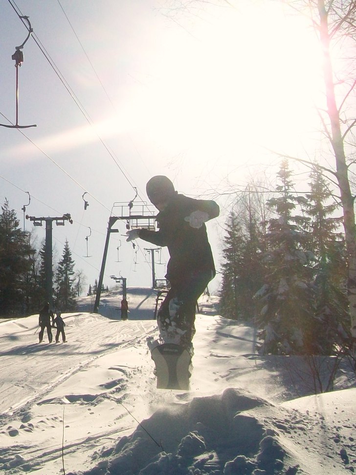 jag som hoppar tycker själv bilden blev ganska br. Foto: Simon Haajvisto. Åkare: Anton Nyström.
