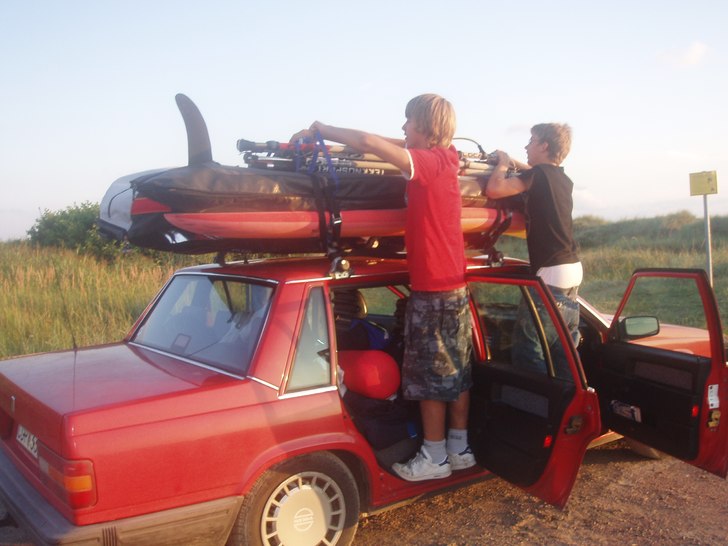 jag och niklas (dom vita kallingarna)  packar brä. Foto: kajsa. Åkare: hehe jag niklas och surf bilen ;P.