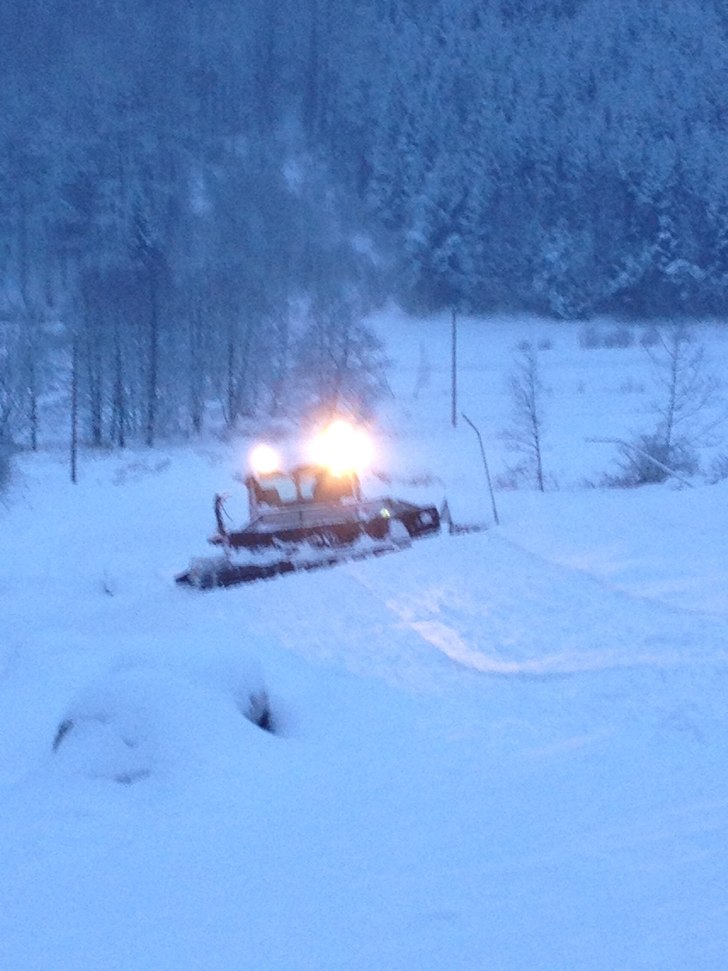 Lørdag
5-6 cm. nysnø i natt. Nypreparerte bakker.