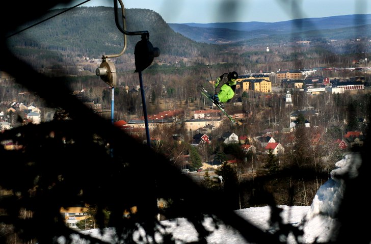 Bland de sista hoppen.. Foto: Anton Östlund. Åkare: Per Olsson.