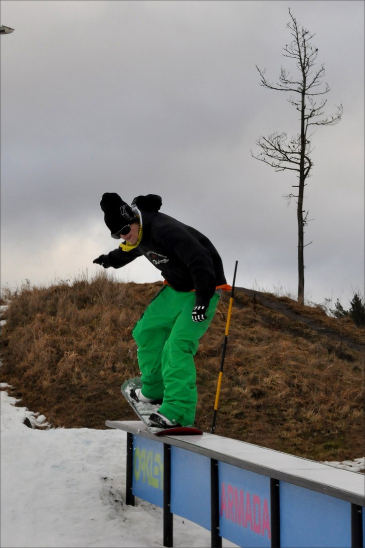 nosepress på deras 6meter långa rail . Foto: Gustav Andréasson. Åkare: Daniel Persson.