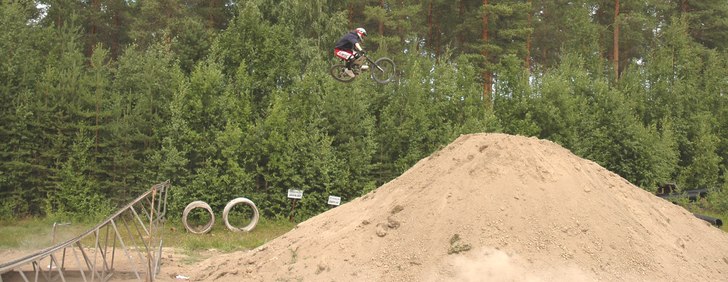 Drar skoterhoppet. Rätt skön flygtur faktiskt.. Foto: Daniel Rönnbäck. Åkare: Pär Berglund.