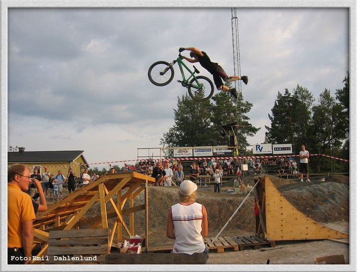 hallstavik dirt-tävling. Foto: Emil Dahlenlund. Åkare: Linus Sjöholm.