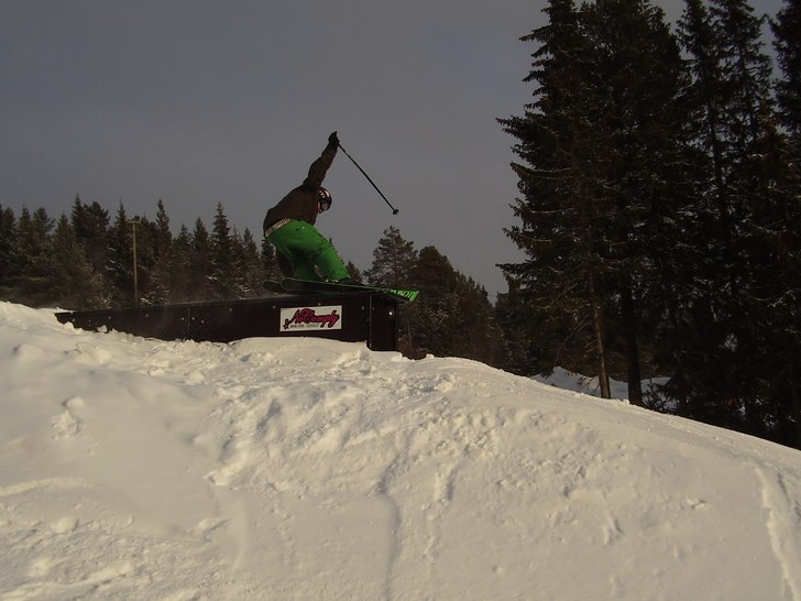gabbe har tagit av sig brädan och på sig ett par. Foto: jonathan svensson. Åkare: gabriel svensson.