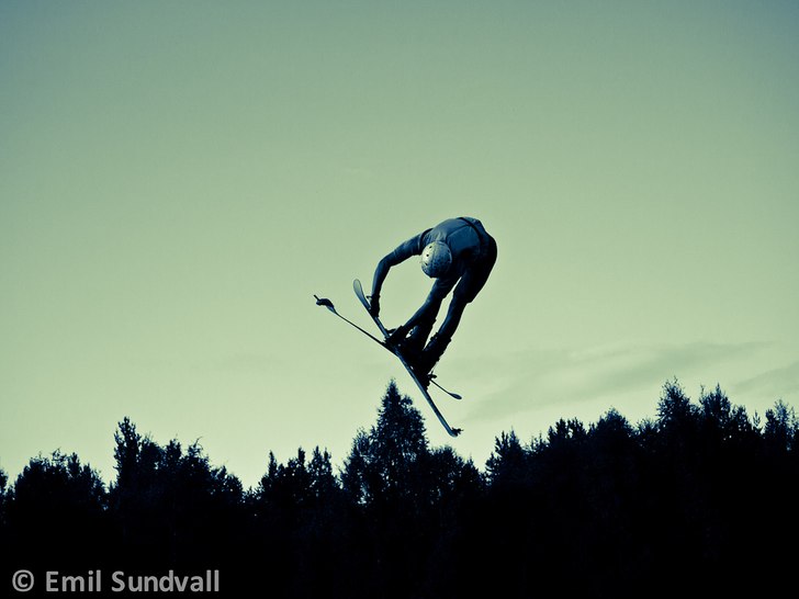 Kvällssession i vattenhoppet.. Foto: Emil Sundvall. Åkare: Elias Henderson.