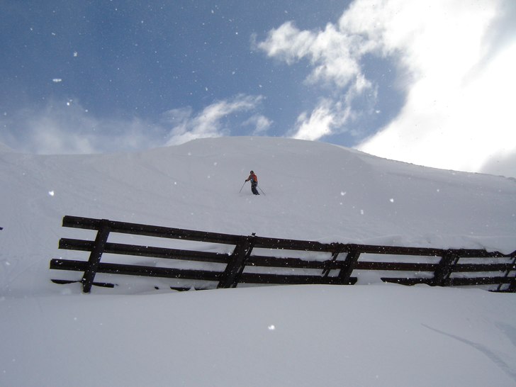 Ett härligt dropp och sedan grymt åk ner till da. Foto: Andreas Mattson. Åkare: Martin Koitrand.